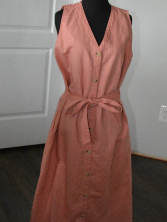 Liz Claiborne Dresses & Skirts - Liz Claiborne Button Down Midi Dress V-neckline and a tie waist size Large